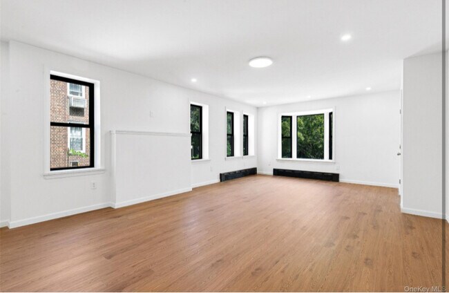 Foto del edificio - 100-05 69th Ave