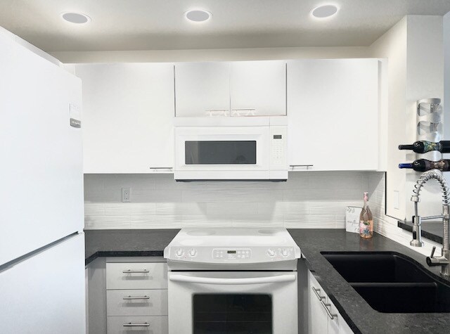Kitchen view from entry way - 525 E Seaside Way