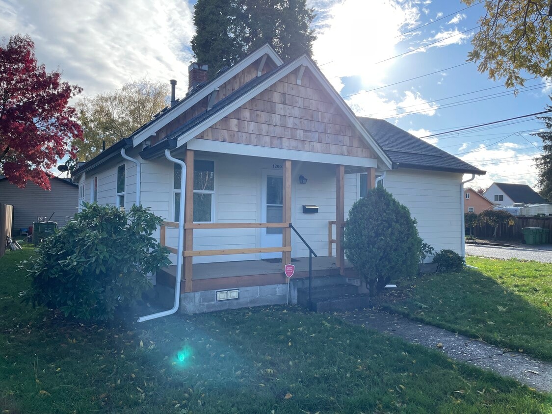 Front - 1200 E 6th St