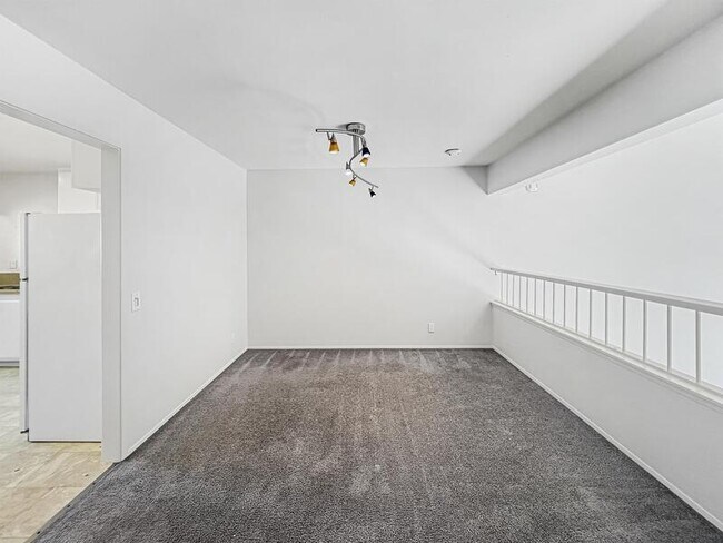 Building Photo - 3312 Caminito Eastbluff