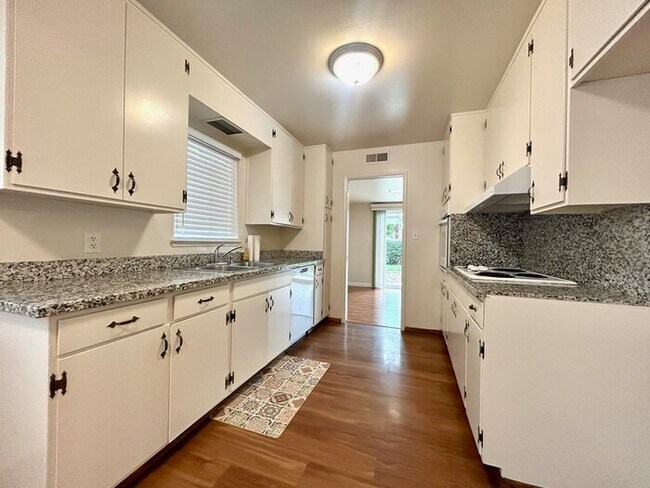 Building Photo - Don't miss this spacious 4 bed 2.5 bath ho...