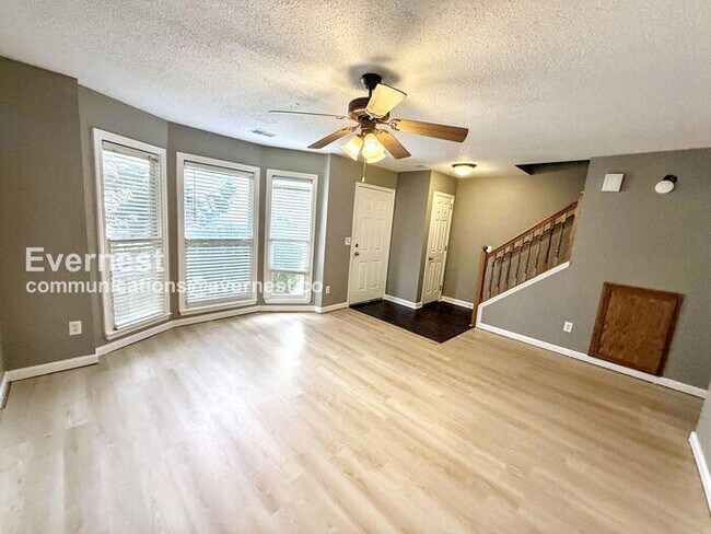 Foto del edificio - 5149 Falling Creek Ln