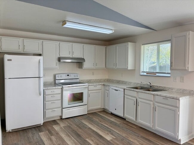 Foto del edificio - Charming 3-Bedroom Single-Level Home with Spacious Yard!