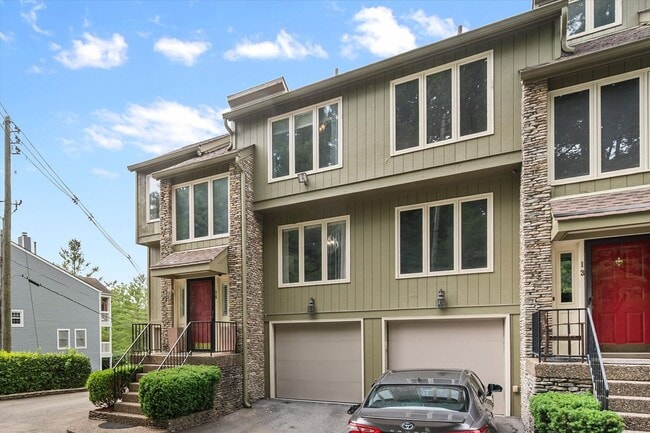 Building Photo - TownHouse In Prospect !