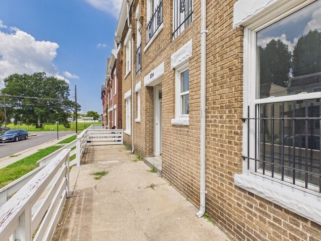 Building Photo - 204 Wellford St