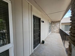Building Photo - 500 E Riverside Dr