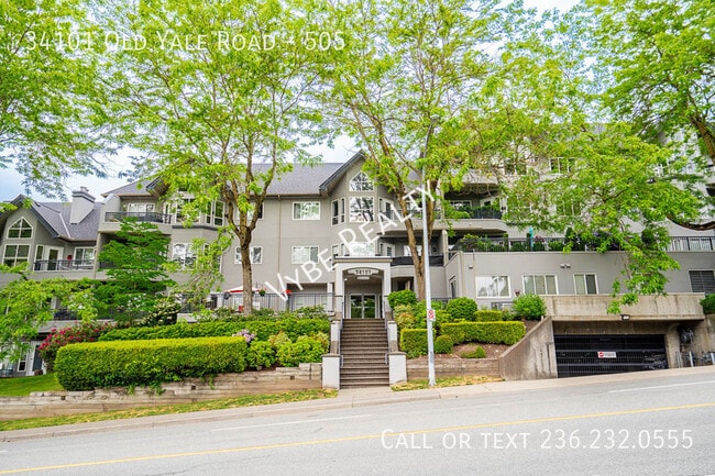 Building Photo - Top Floor with Loft - Pet Friendly!
