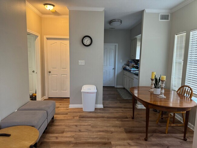 Foto del edificio - MARCH MOVE IN!!!  3 bedroom 3 Bathroom Duplex Next Door to Blinn!