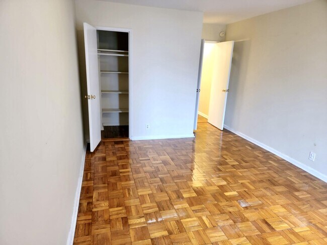 Foto del edificio - 542 Pelham Rd