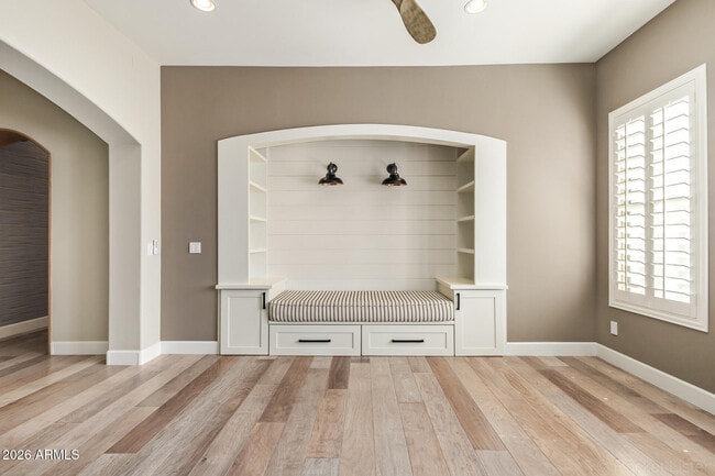 Building Photo - 326 W Loma Ln