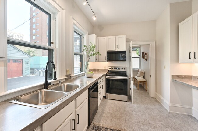 Building Photo - 1122 N Cass St