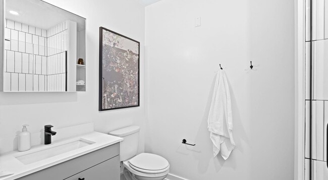 Photo - 1130 W Winona St (Chicago, IL) Apartment