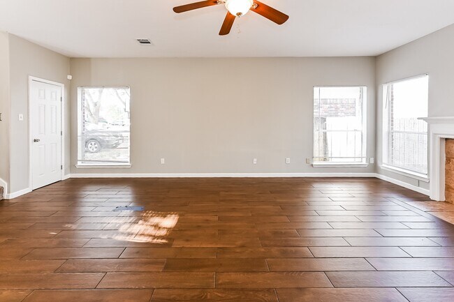 Foto del edificio - 3117 Bay Creek Dr