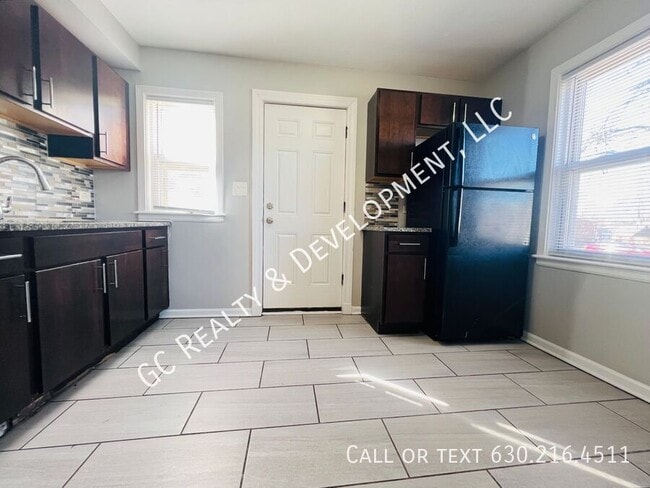 Foto del edificio - *** 3 BDRM / W&D IN UNIT / FENCED YARD / P...