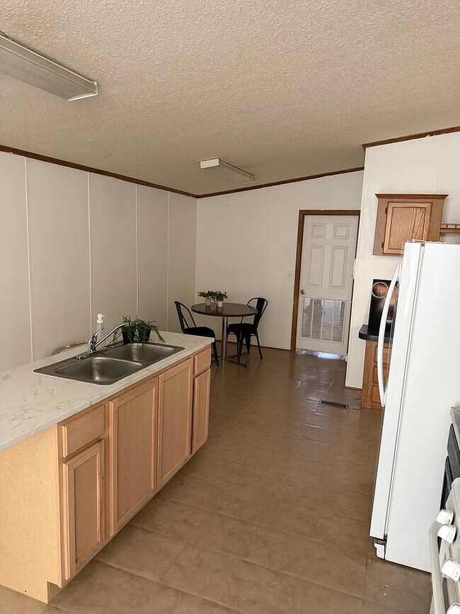 Building Photo - Room in Apartment on Bonita Verde Dr