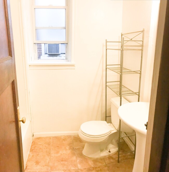 Building Photo - Newly Renovated 2 bed/1 bath! Ask About Ou...