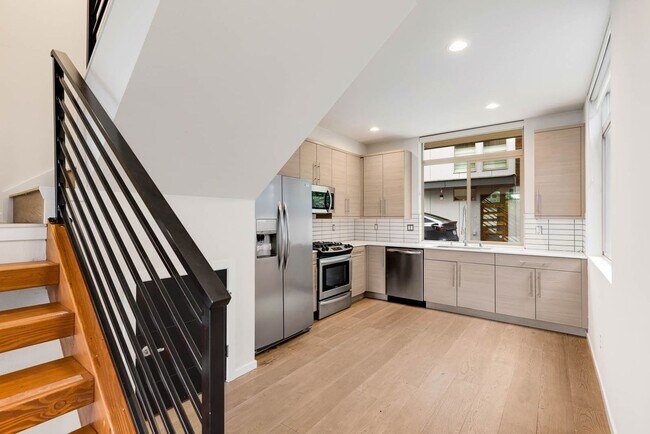 Building Photo - 3 Bedroom Stylish Modern Townhome in the Heart of Ballard