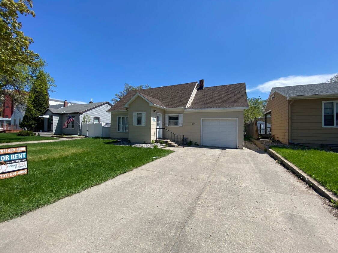 Primary Photo - 3 bed 1 bath Single Family Home