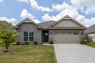 Building Photo - 14741 Greenleaf Dr