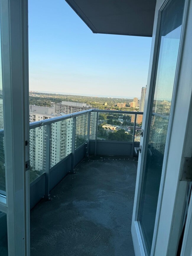 Photo du bâtiment - 1 Elm Dr W