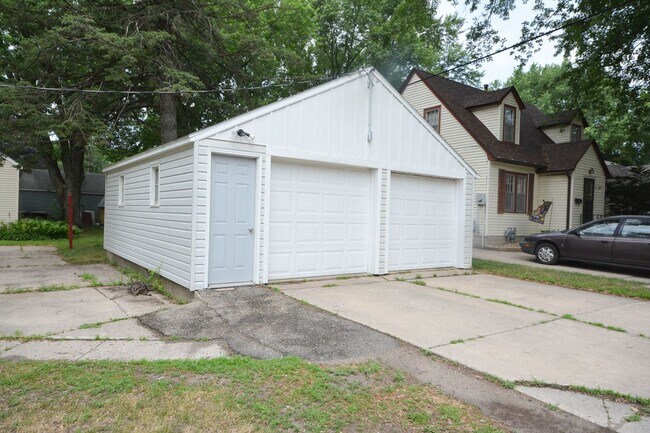 Foto del edificio - Adorable Austin home on corner lot with 2-car garage!