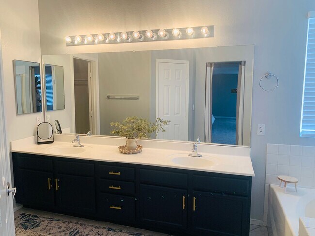 Foto del edificio - Furnished 4-Bedroom Summerlin home with pool