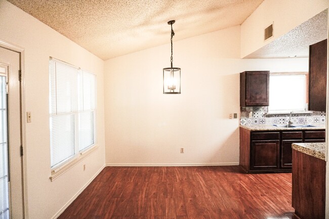 Building Photo - Universal City 3 Bedroom, 2 Bath, Single S...