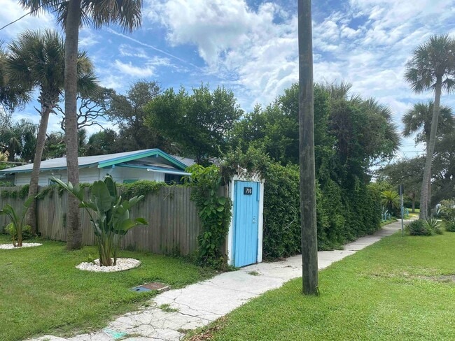 Beautiful large studio 2 blocks from the b... - Beautiful large studio 2 blocks from the b... House