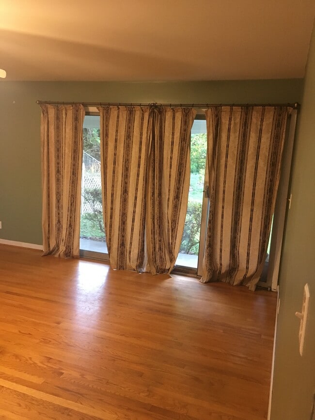 Building Photo - 463 Lawnview Cir