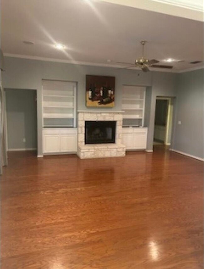 Foto del edificio - 2906 Blue Lake Dr