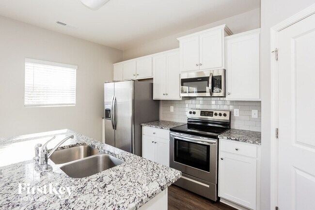 Building Photo - 9333 Sloan Forest Dr