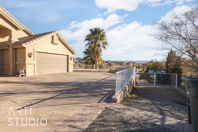 Foto del edificio - Spacious 3-Bedroom Walk-Out Basement Apartment in Desirable Bloomington Hills