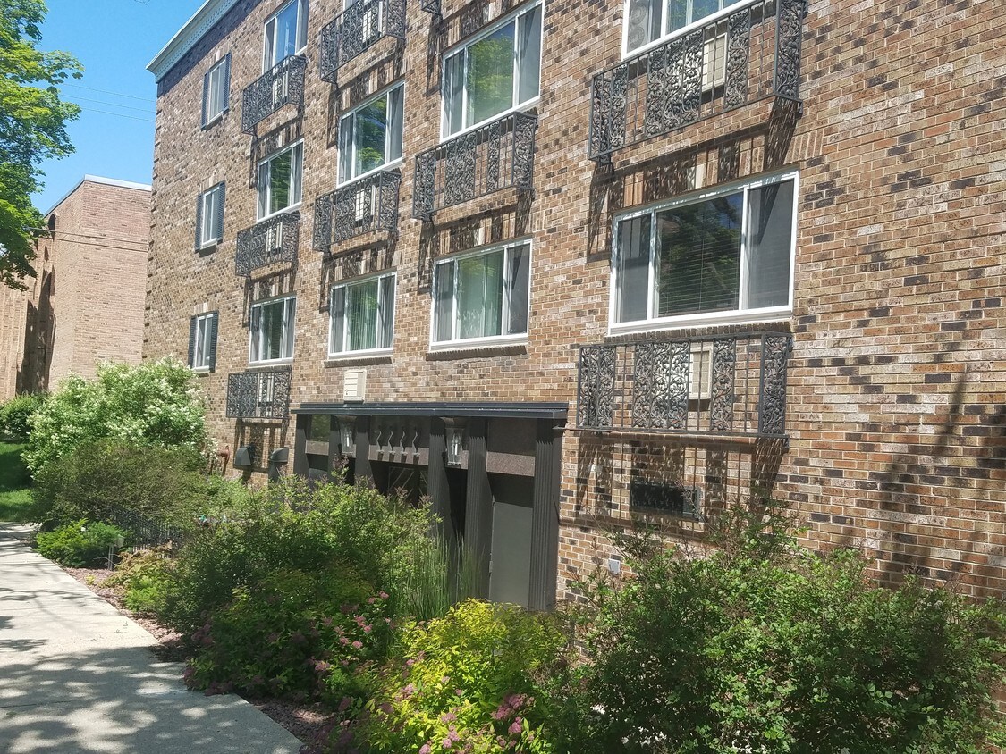 2222 E Belleview Pl, Milwaukee, WI 53211 Apartments in Milwaukee, WI