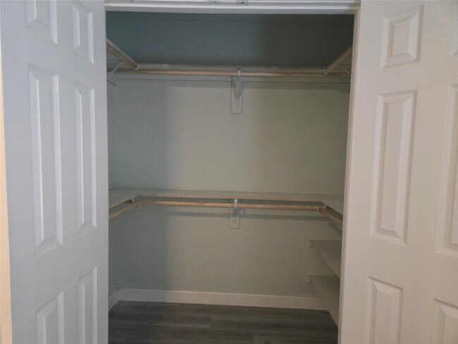 Foto del edificio - 22061 Russell Dr