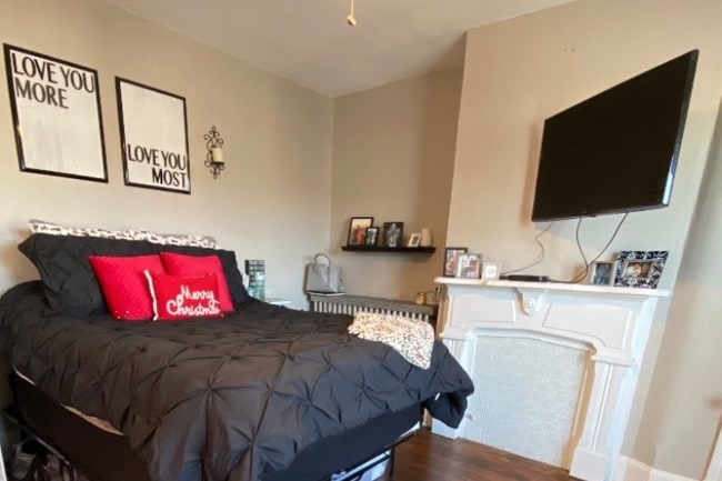 Pisos de madera en el dormitorio principal - 408 Fairfield Ave