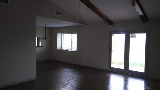 Building Photo - 2401 Mariposa Ln