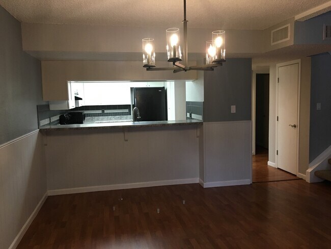 Building Photo - Large Comfortable Sparks Town Home with a ...