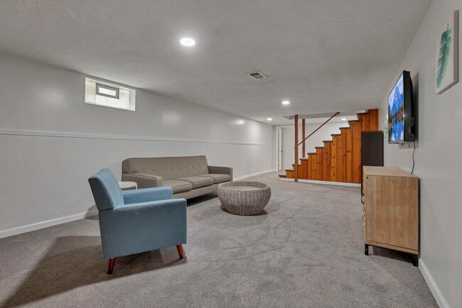 Building Photo - 3695 Montclair Dr