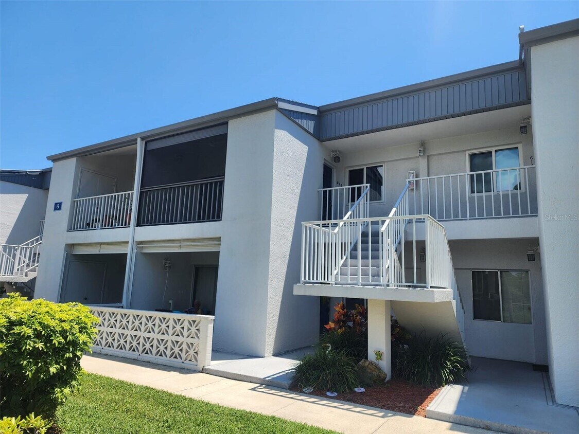 Foto principal - 14800 Walsingham Rd