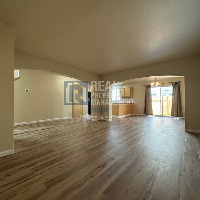 Foto del edificio - Great 3 Bedroom with 2 Car Garage + Fenced...