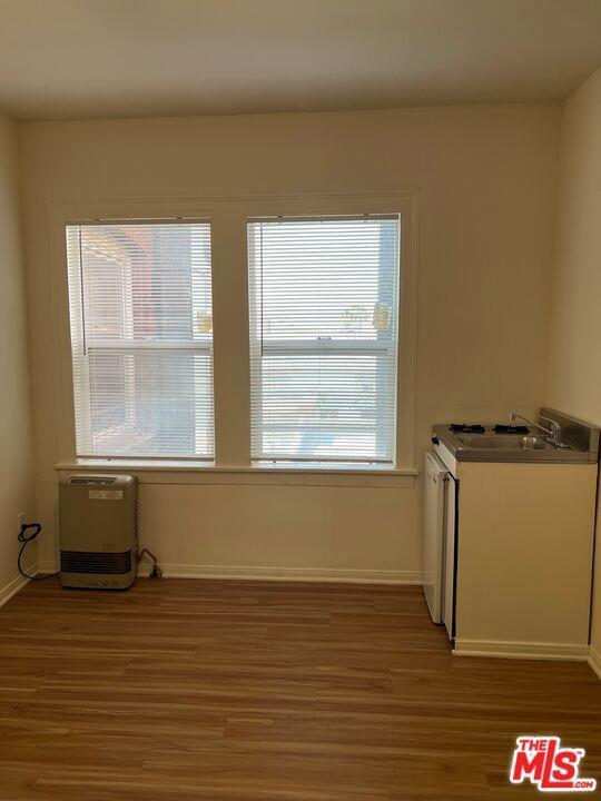 Foto principal - 445 S Western Ave