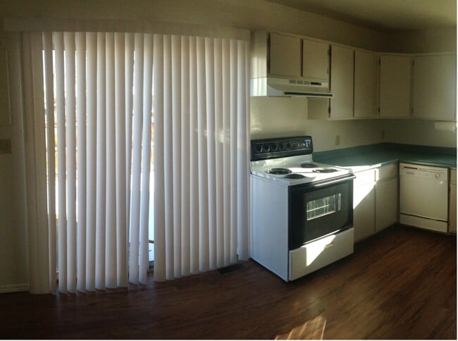 Kitchen - 610 S Cedar St