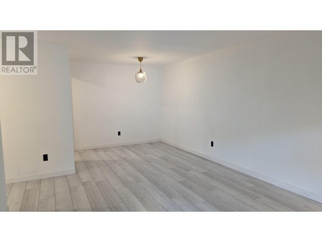 Building Photo - 7293-7293 Moffatt Rd
