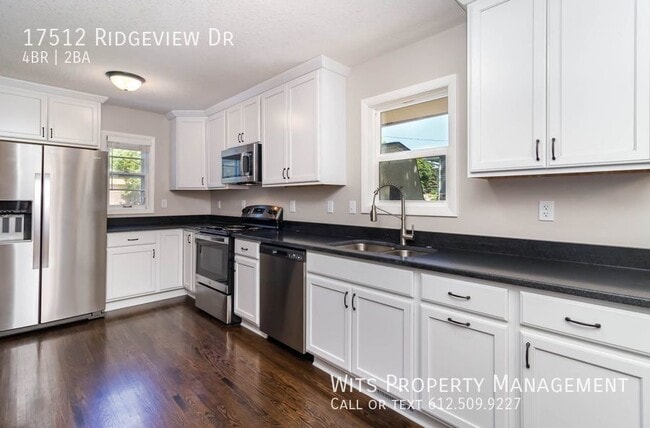 Building Photo - Beautiful Minnetonka Home