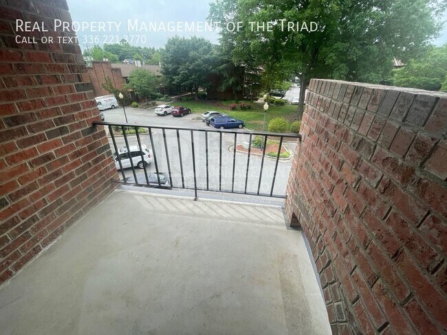 Building Photo - 2 Bedroom, 2 Bath, Downtown Greensboro loc...