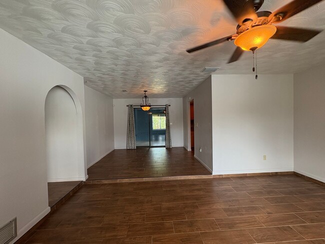 Building Photo - Available now - Low Energy Bill !!