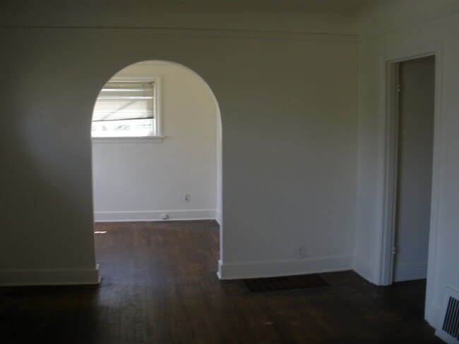Building Photo - Maple Leaf House