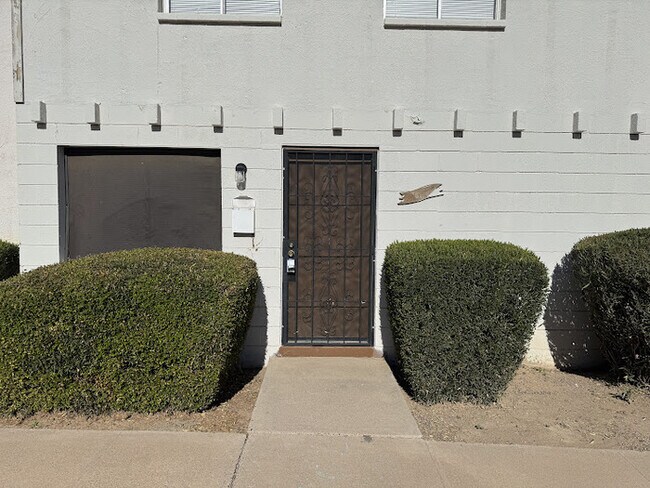 Foto del edificio - Holiday Gardens Townhome