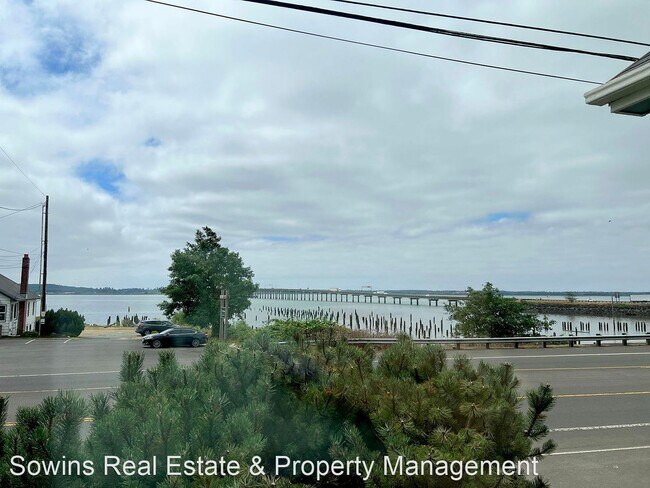 Building Photo - 2 br, 1.5 bath House - 631 W. Marine Dr.