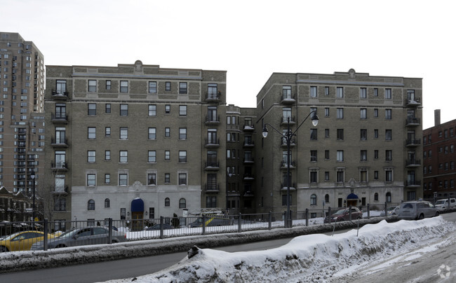 Building Photo - 406-418 des Pins